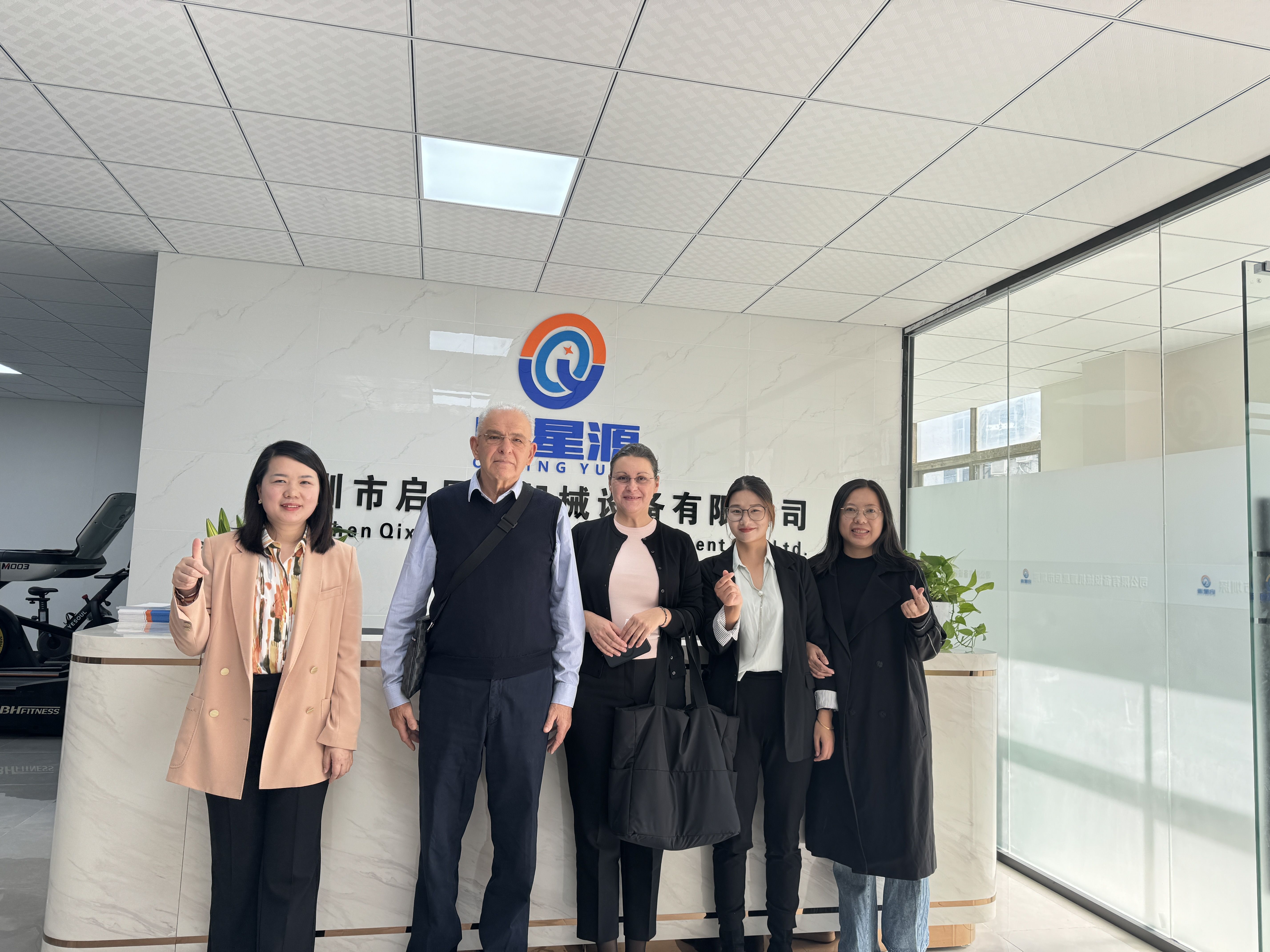 Ongi etorri Mr.Savo eta Mrs.irena Shenzhen Qixingyuan Machinery Equipment Co., Ltd. berriro bisitatzeko