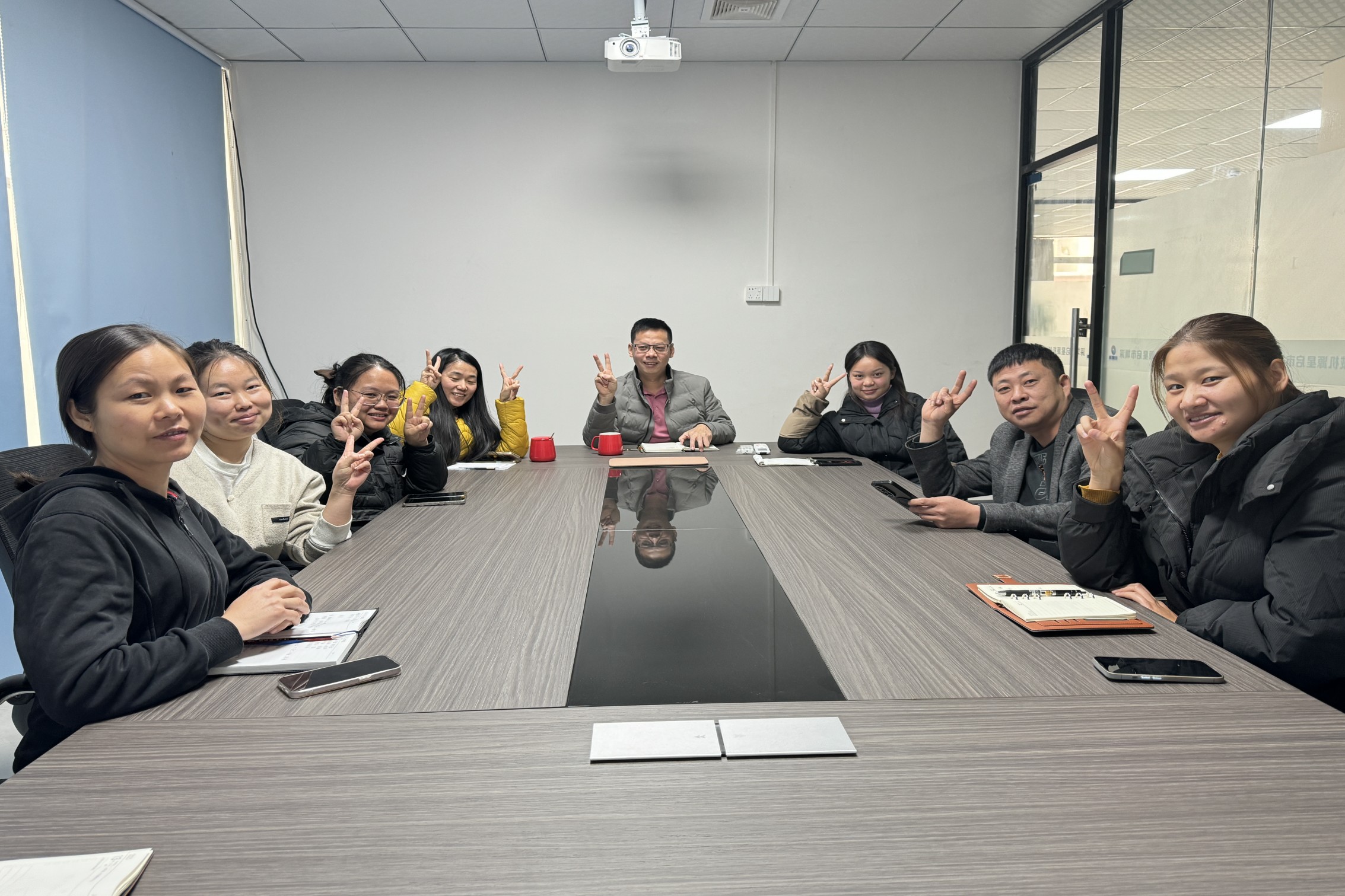 Shenzhen Qixingyuan konpainiak 2024 urteko laburpen bilera egiten du, Urte Berriko Helburuak espero ditu
